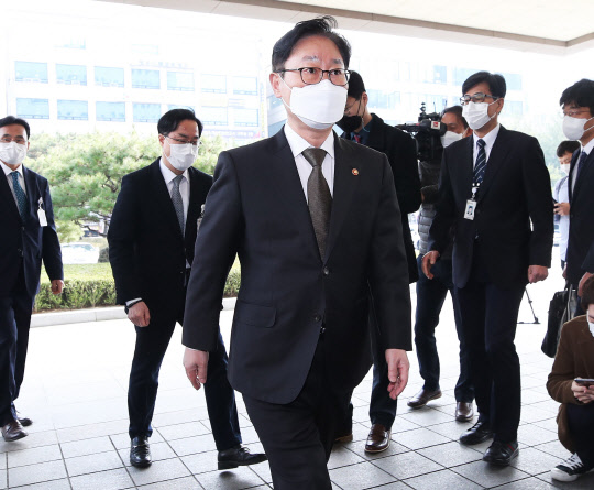 박범계 법무부 장관이 9일 오전 한국토지주택공사(LH) 직원들의 땅 투기 의혹 수사전담팀을 격려하기 위해 경기도 안산시 단원구 수원지검 안산지청을 방문하고 있다.  연합뉴스